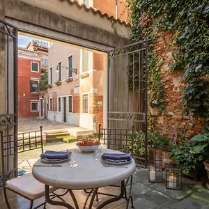  Apartment Garden Mansion With Private Mooring R&r Italy